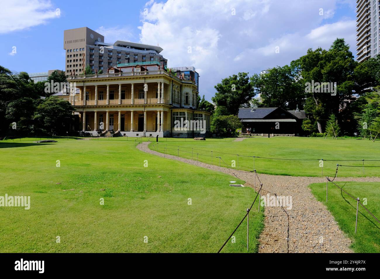 La casa in stile occidentale della famiglia Iwasaki, il fondatore della Mitsubishi, progettata dall'architetto britannico Josiah Conder nel giardino Kyu-Iwasaki-tei. Taitō, Tokyo, Giappone Foto Stock
