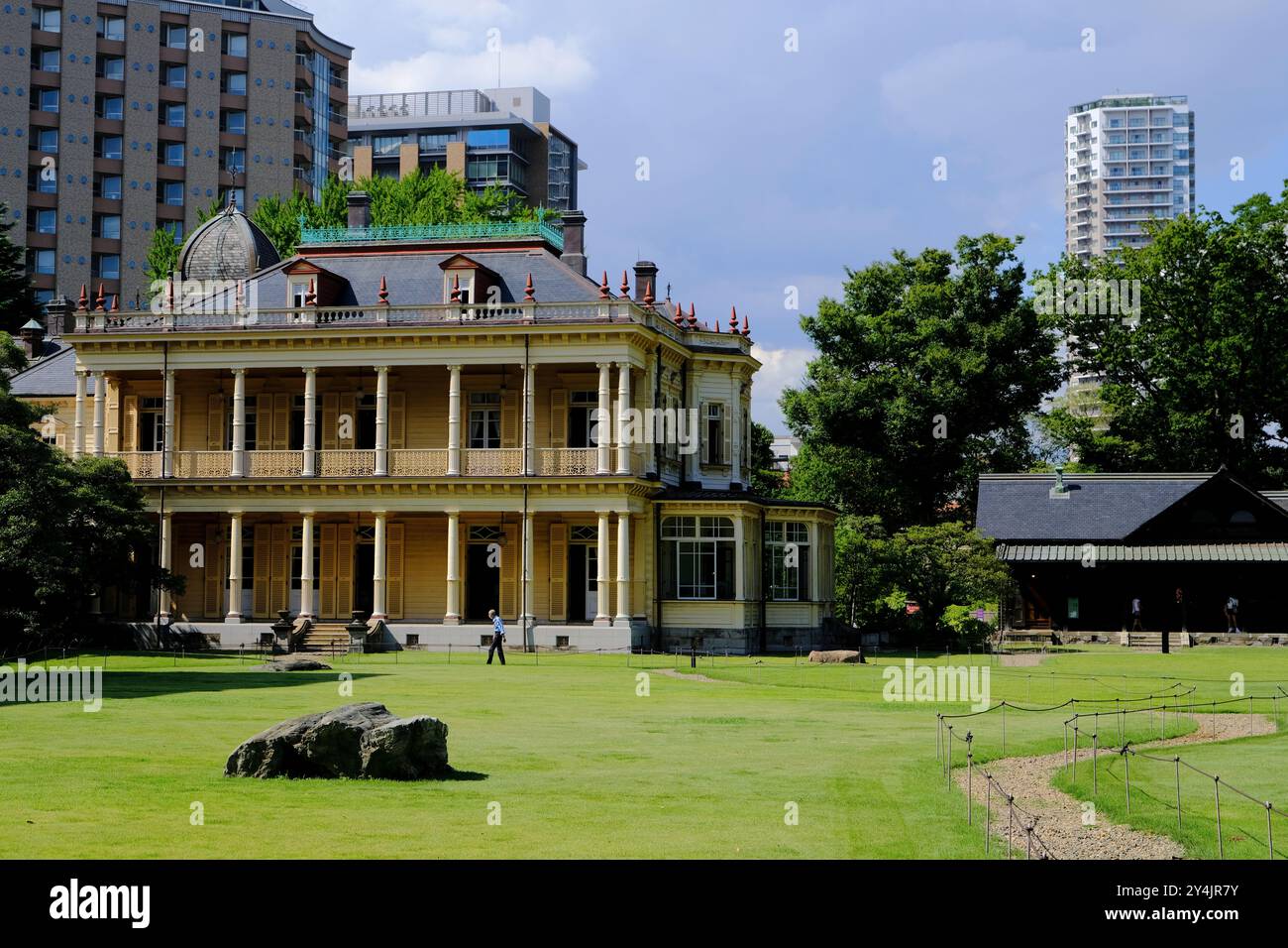 La casa in stile occidentale della famiglia Iwasaki, il fondatore della Mitsubishi, progettata dall'architetto britannico Josiah Conder nel giardino Kyu-Iwasaki-tei. Taitō, Tokyo, Giappone Foto Stock