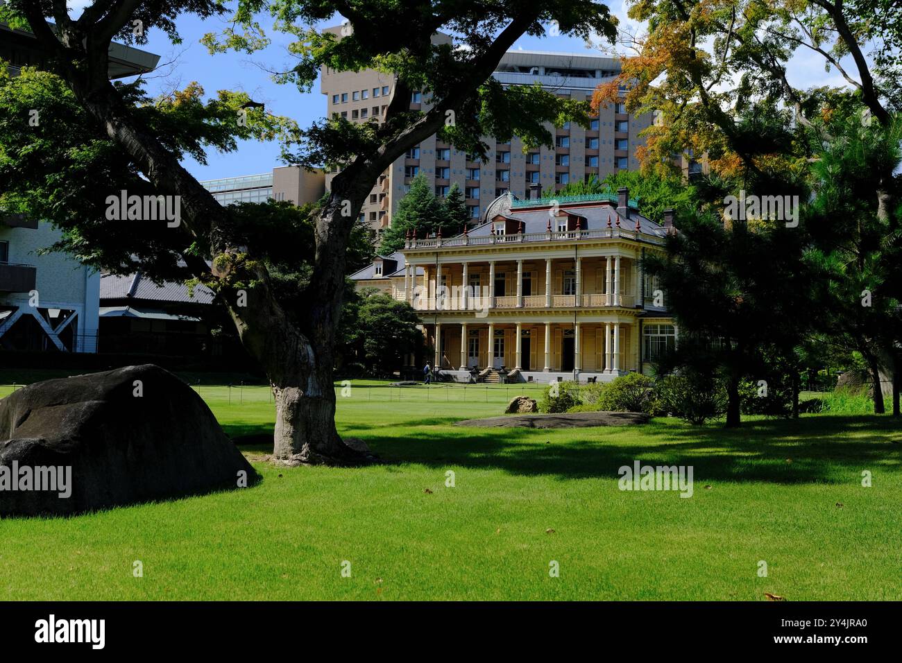 La casa in stile occidentale della famiglia Iwasaki, il fondatore della Mitsubishi, progettata dall'architetto britannico Josiah Conder nel giardino Kyu-Iwasaki-tei. Taitō, Tokyo, Giappone Foto Stock