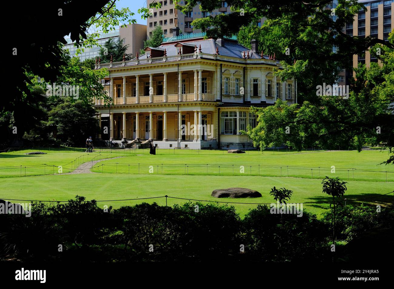 La casa in stile occidentale della famiglia Iwasaki, il fondatore della Mitsubishi, progettata dall'architetto britannico Josiah Conder nel giardino Kyu-Iwasaki-tei. Taitō, Tokyo, Giappone Foto Stock