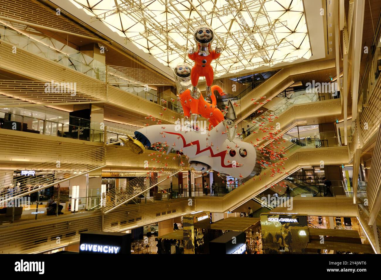 L'atrio del complesso commerciale Ginza Six di lusso decorato con l'installazione artistica a tema spaziale dell'artista giapponese Kenji Yanobe "Big Cat Bang" Ginza, Tokyo, Giappone Foto Stock