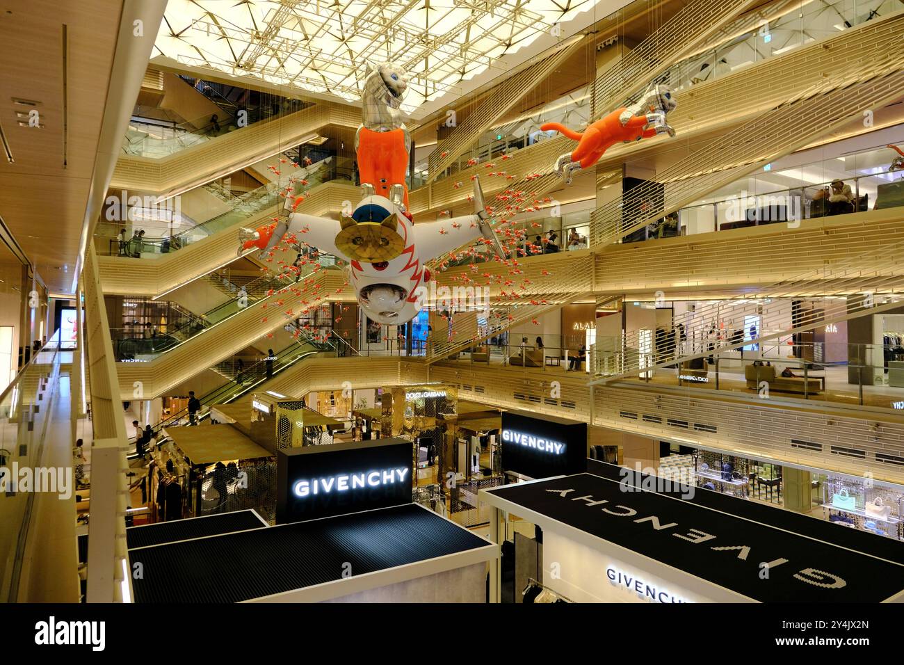 L'atrio del complesso commerciale Ginza Six di lusso decorato con l'installazione artistica a tema spaziale dell'artista giapponese Kenji Yanobe "Big Cat Bang" Ginza, Tokyo, Giappone Foto Stock