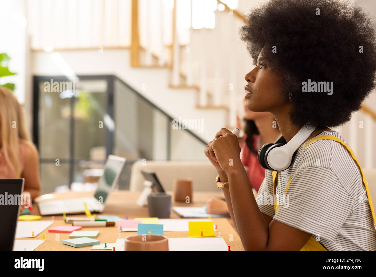 Avviare un'attività, pensare, donna con cuffie circondate da appunti e laptop, spazio di copia Foto Stock