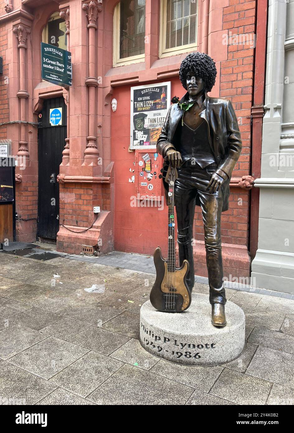 Dublino, IRLANDA. 4 settembre 2024. 20240904 - Una statua di bronzo di Philip Lynott, musicista irlandese e co-fondatore della rock band Thin Lizzy, si trova in Harry Street a Dublino, Irlanda. (Immagine di credito: © Chuck Myers/ZUMA Press Wire) SOLO PER USO EDITORIALE! Non per USO commerciale! Foto Stock