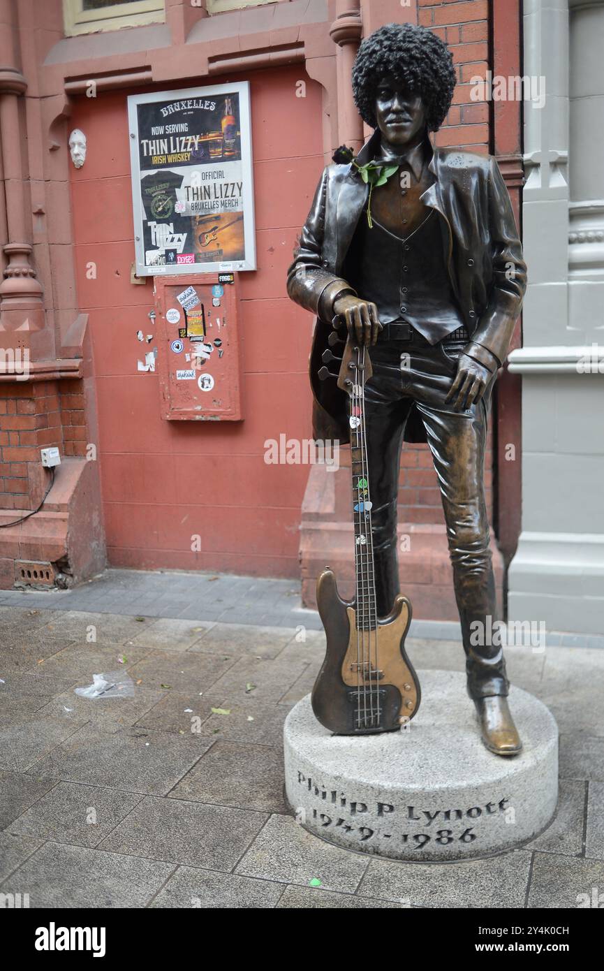 Dublino, IRLANDA. 4 settembre 2024. 20240904 - Una statua di bronzo di Philip Lynott, musicista irlandese e co-fondatore della rock band Thin Lizzy, si trova in Harry Street a Dublino, Irlanda. (Immagine di credito: © Chuck Myers/ZUMA Press Wire) SOLO PER USO EDITORIALE! Non per USO commerciale! Foto Stock