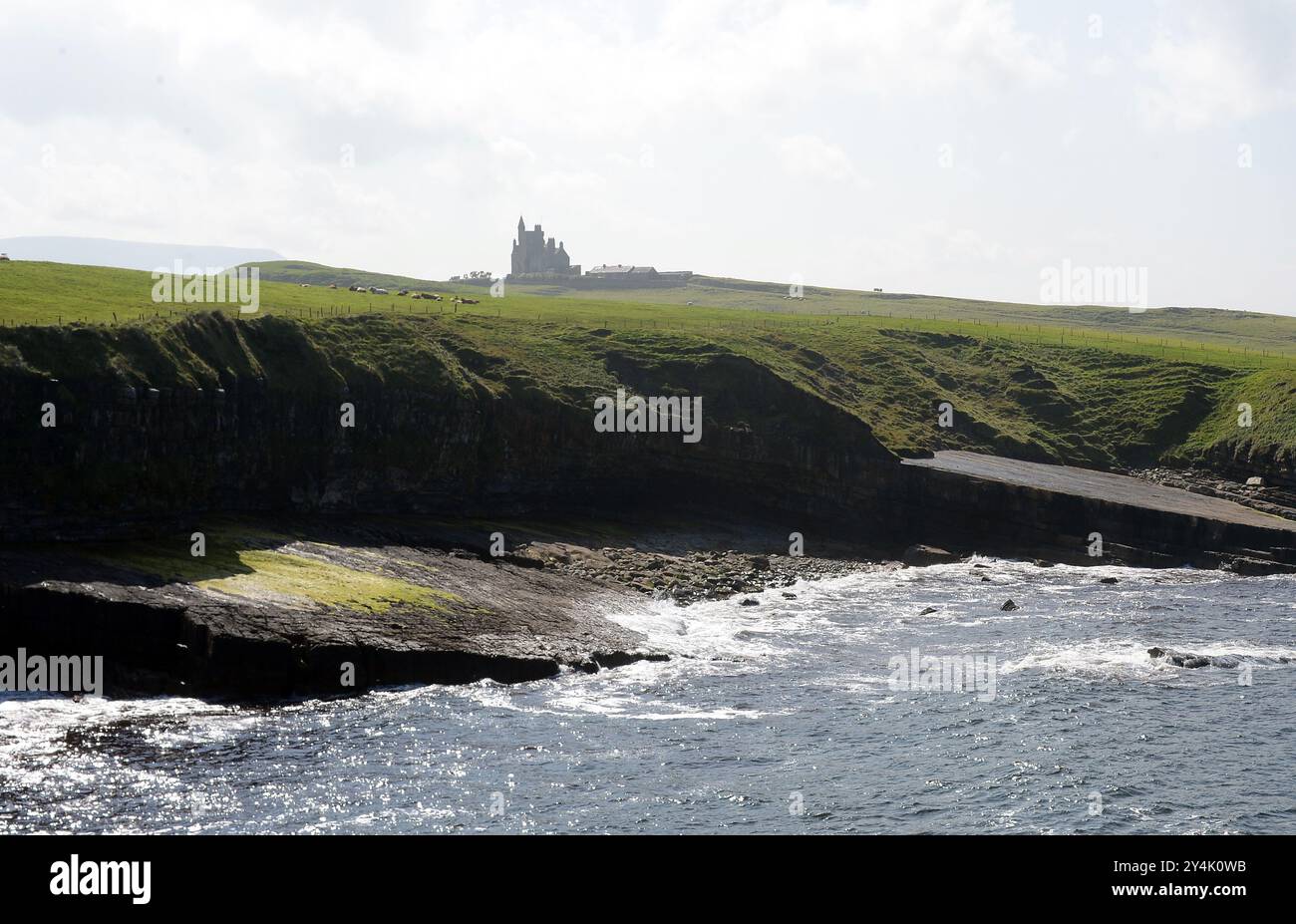 Contea di Sligo, IRLANDA. 30 agosto 2024. 20240830 - Classiebawn Castle, una casa di campagna sulla penisola di Mullaghmore, appare a distanza dalla costa nella contea di Sligo, in Irlanda. Di proprietà privata oggi, la tenuta era una volta la residenza estiva dell'ex ammiraglio della flotta e viceré dell'India Louis Mountbatten. (Immagine di credito: © Chuck Myers/ZUMA Press Wire) SOLO PER USO EDITORIALE! Non per USO commerciale! Foto Stock