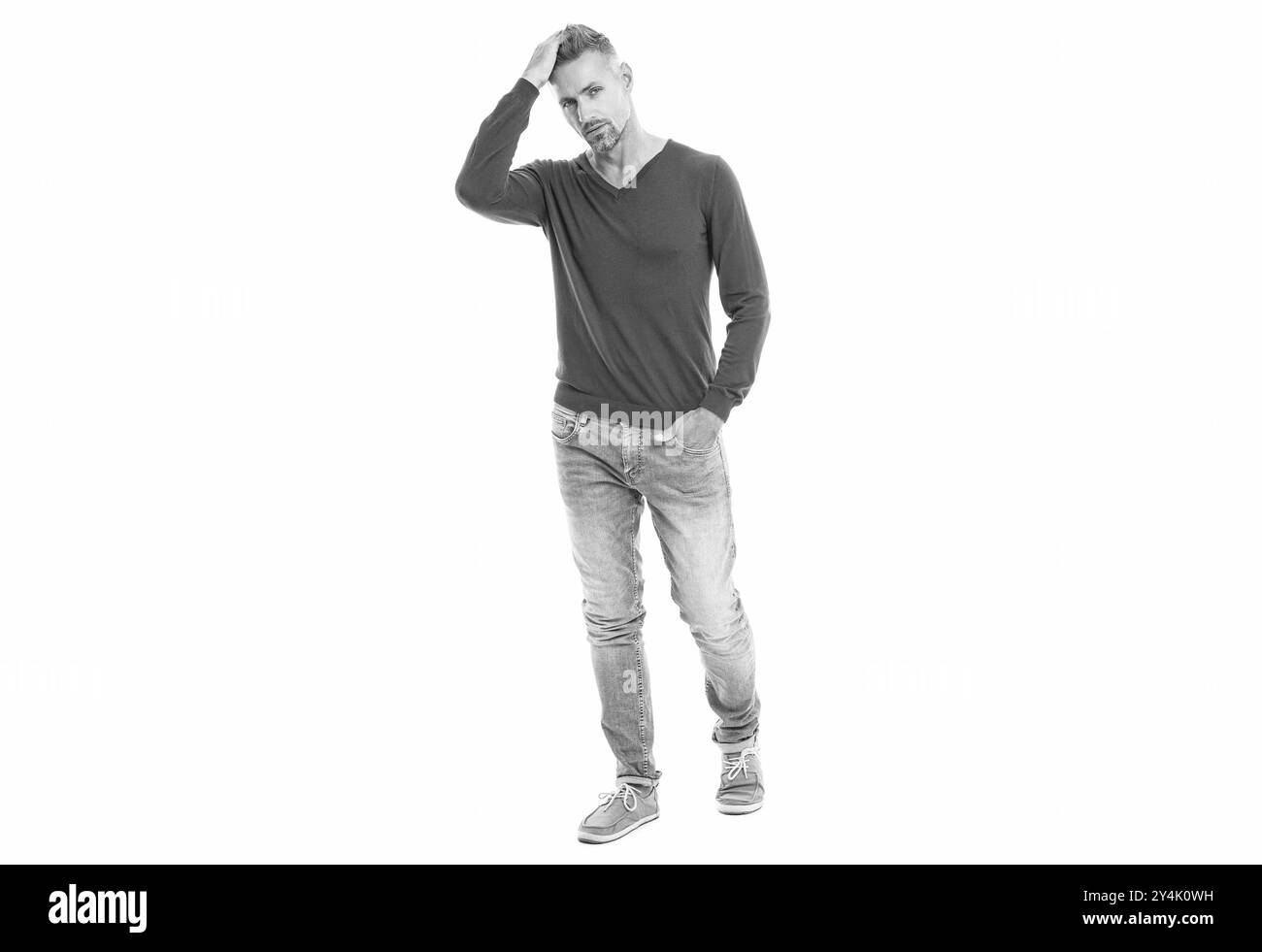 uomo attraente in un abbigliamento casual da uomo in studio. uomo dall'aspetto accattivante in abbigliamento casual. Uomo che indossa abbigliamento casual da uomo isolato su bianco. urban maturo Foto Stock