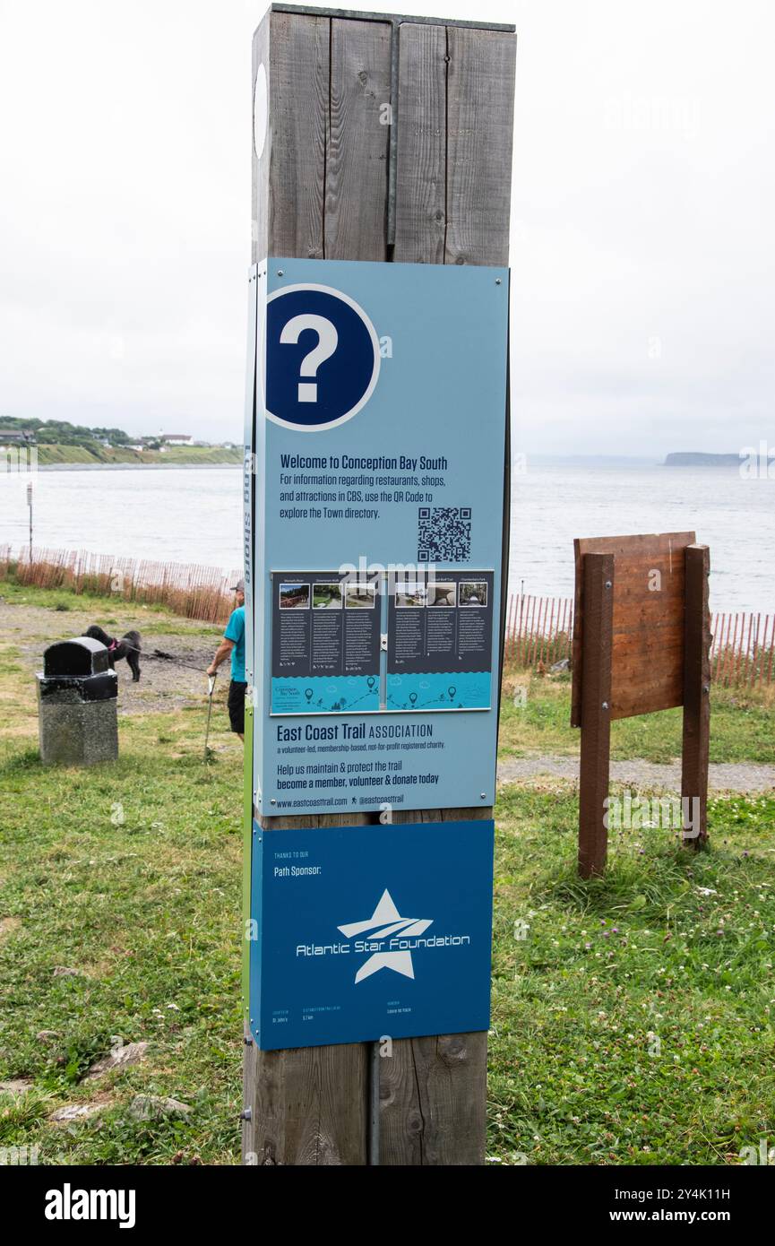 Cartello di associazione East Coast Trail a Topsail Beach a Conception Bay South, Newfoundland & Labrador, Canada Foto Stock
