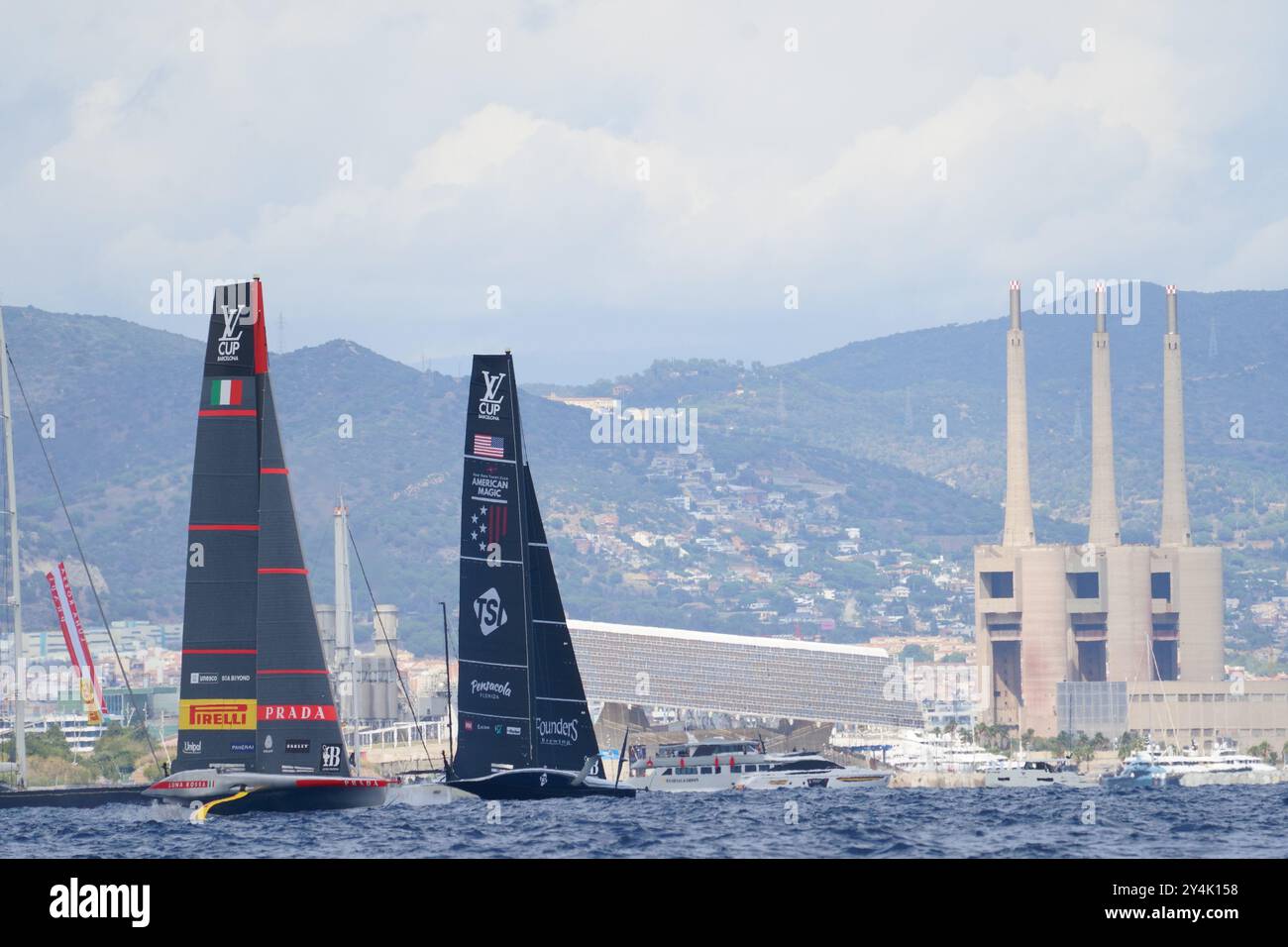 18 settembre 2024; Porto di Barcellona, Catalogna, Spagna; 2024 Americas Cup, Louis Vuitton Cup semi Final Yacht Race; Luna Rossa Prada Pirelli team e NYYC American Magic Foto Stock