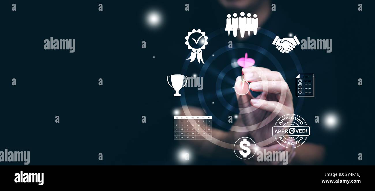 Definizione degli obiettivi aziendali e concetto di targeting. Un uomo con un dardo in mano che mira al bersaglio per raggiungere obiettivi. Strategia e piano d'azione Foto Stock