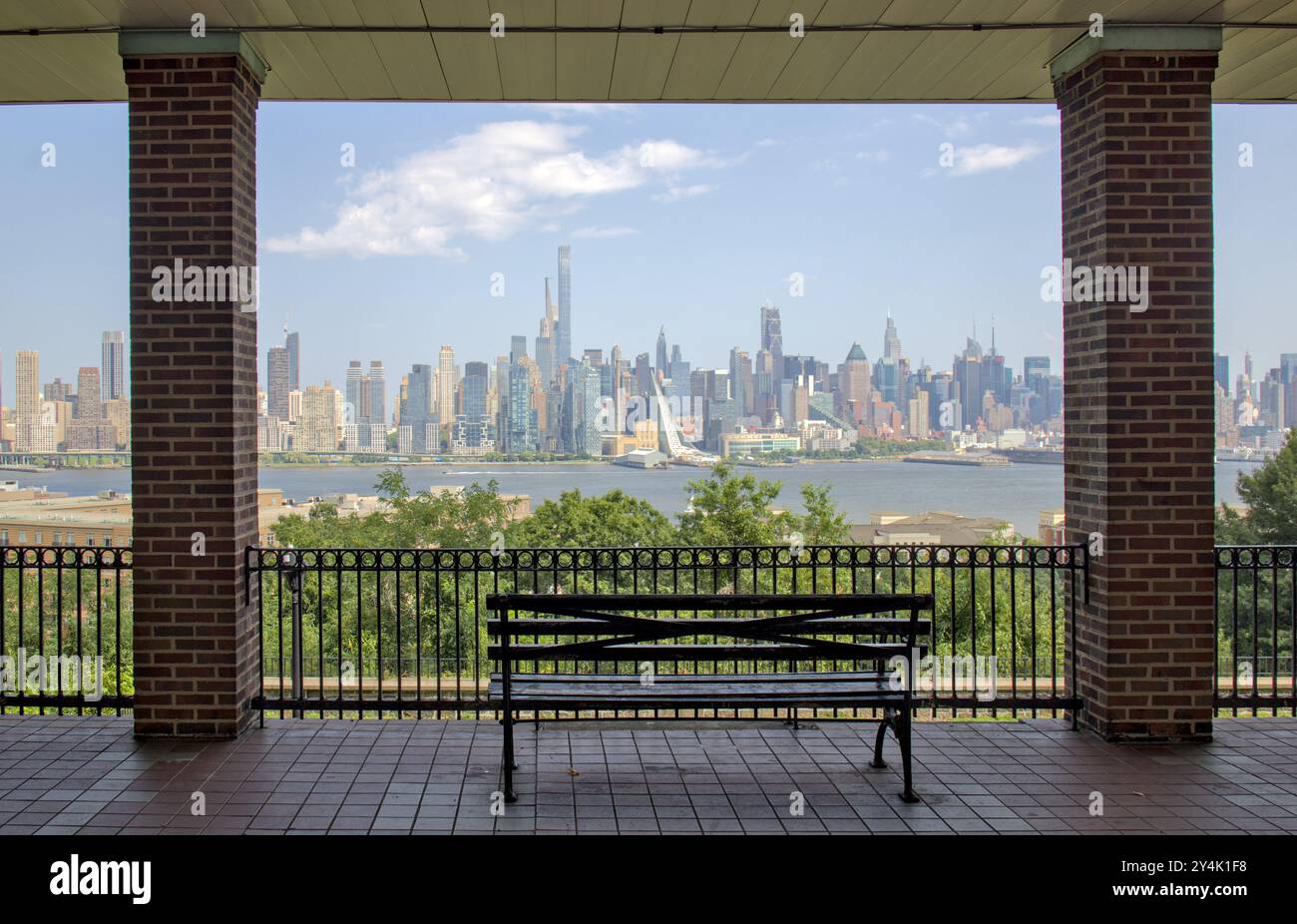 panchina in un parco pubblico nella parte ovest di new york con vista sullo skyline di midtown manhattan city (sedile dei grattacieli di new york) nuova maglia stile di vita viaggio panoramico de Foto Stock