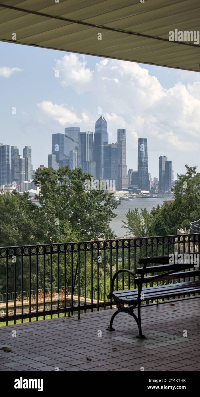 panchina in un parco pubblico nella parte ovest di new york con vista sullo skyline di midtown manhattan city (sedile dei grattacieli di new york) nuova maglia stile di vita viaggio panoramico de Foto Stock