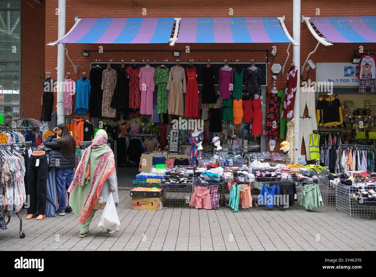 Veduta delle bancarelle al Bullring Rag Market che offre tutti i tipi di articoli, dal cibo ai tessuti e all'abbigliamento a Birmingham il 18 agosto 2024 nel Regno Unito. Presenta: Vedi dove: Birmingham, Regno Unito quando: 18 agosto 2024 credito: Oscar Gonzalez/WENN Foto Stock