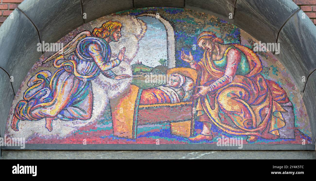 MILANO, ITALIA - 4 MARZO 2024: Il mosaico degli angeli con il bambino di Santa Rita sul portale della chiesa di Santa Rita da Cascia Foto Stock