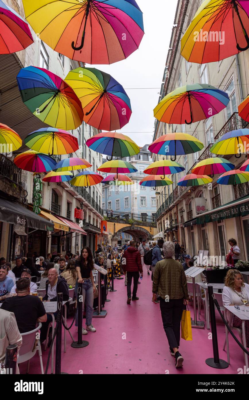 Pink Street è anche conosciuta come Umbrella Street per la tettoia di ombrelli colorati che pendono sopra la testa a Lisbona, Portogallo Foto Stock