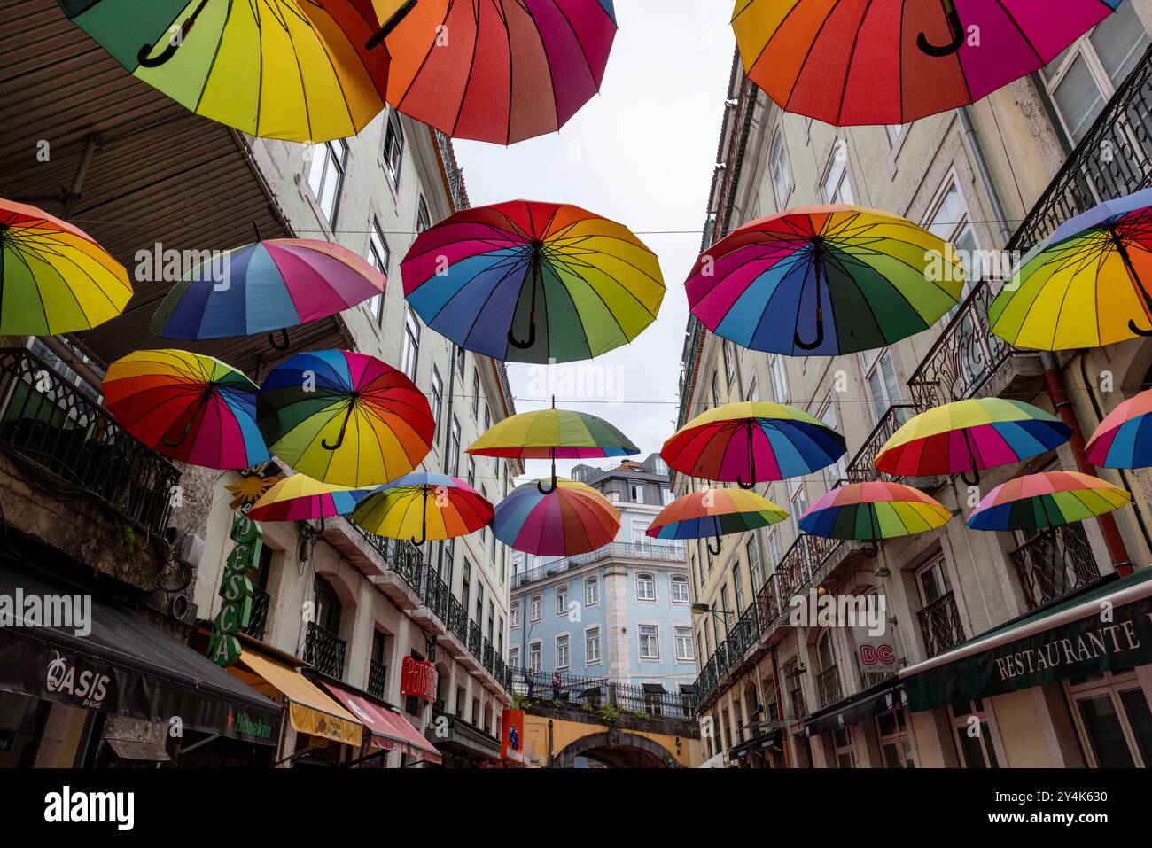 Pink Street è anche conosciuta come Umbrella Street per la tettoia di ombrelli colorati che pendono sopra la testa a Lisbona, Portogallo Foto Stock