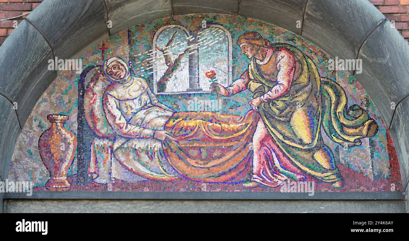MILANO, ITALIA - 4 MARZO 2024: Il mosaico del deth di Santa Rita sul portale della chiesa di Santa Rita da Cascia Foto Stock