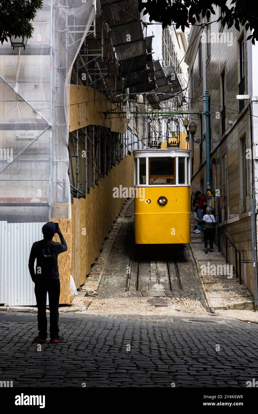L'Ascensor Lavra è la funicolare più antica di Lisbona, in Portogallo, avendo iniziato a trasportare i passeggeri sulla collina di Santana nel 1884. Foto Stock