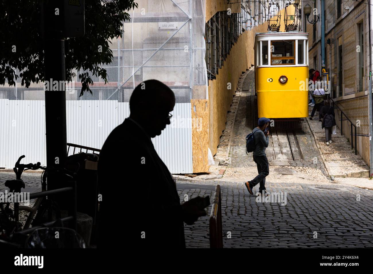 L'Ascensor Lavra è la funicolare più antica di Lisbona, in Portogallo, avendo iniziato a trasportare i passeggeri sulla collina di Santana nel 1884. Foto Stock