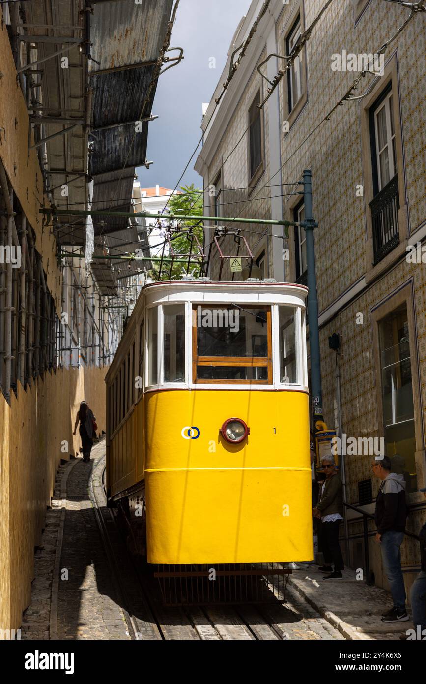 L'Ascensor Lavra è la funicolare più antica di Lisbona, in Portogallo, avendo iniziato a trasportare i passeggeri sulla collina di Santana nel 1884. Foto Stock