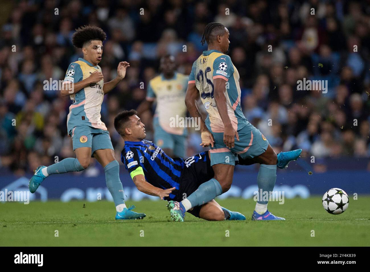 Lautaro Martínez 10° dell'Inter Milan in azione durante la partita di fase di UEFA Champions League tra Manchester City e Football Club Internazionale Milano all'Etihad Stadium di Manchester, mercoledì 18 settembre 2024. (Foto: Mike Morese | mi News) crediti: MI News & Sport /Alamy Live News Foto Stock