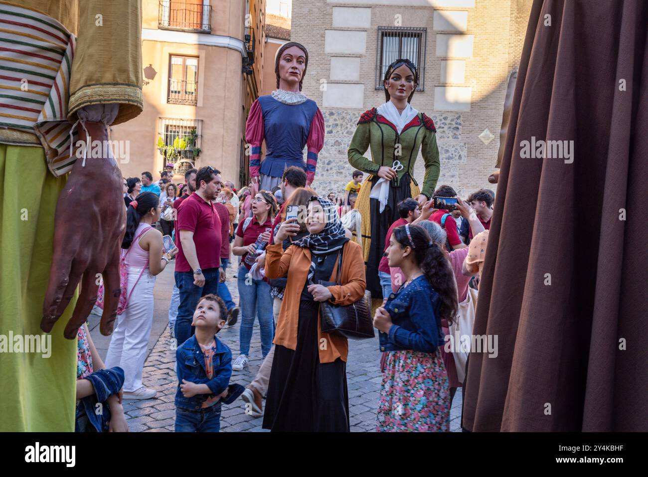 Burattini giganti partecipano al Festival di San Isidro per le strade di Madrid, Spagna. Il burattino danzerà con la musica suonata dai musicisti. Foto Stock