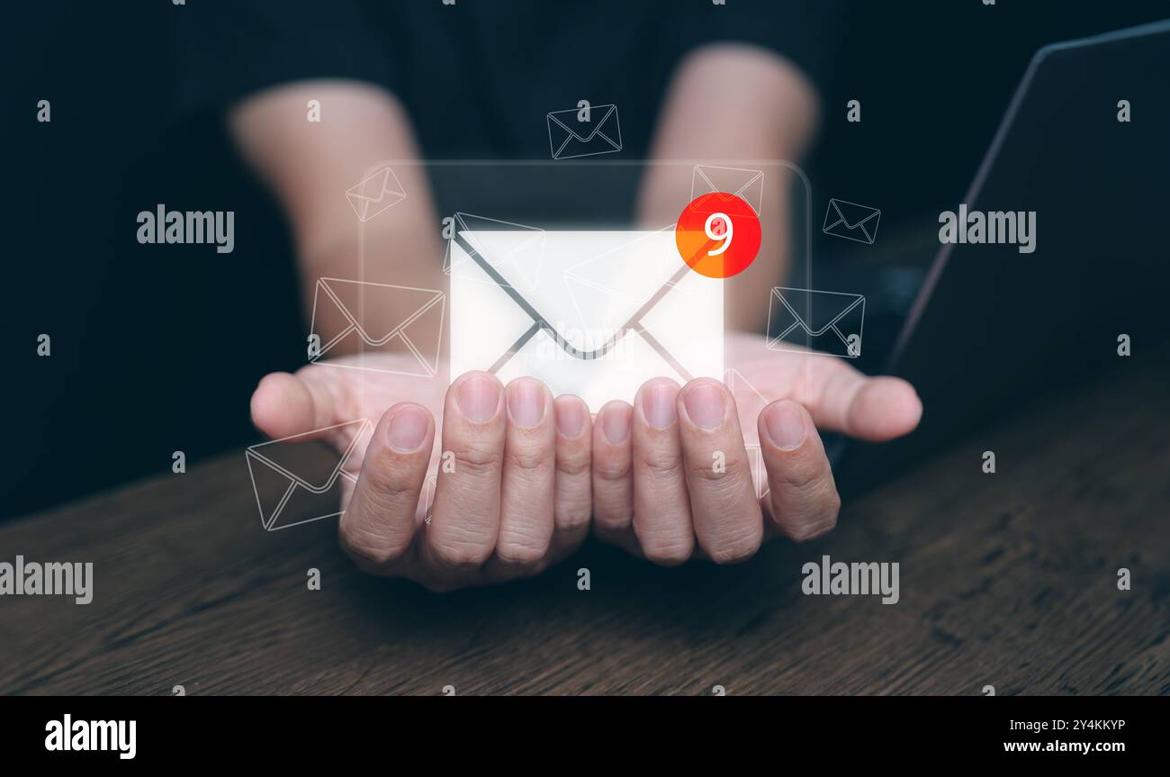 Nuovo concetto di notifica e-mail e tecnologia di comunicazione online. Consegnate la posta con l'avviso di notifica per la posta elettronica aziendale e il marketing digitale. INB Foto Stock