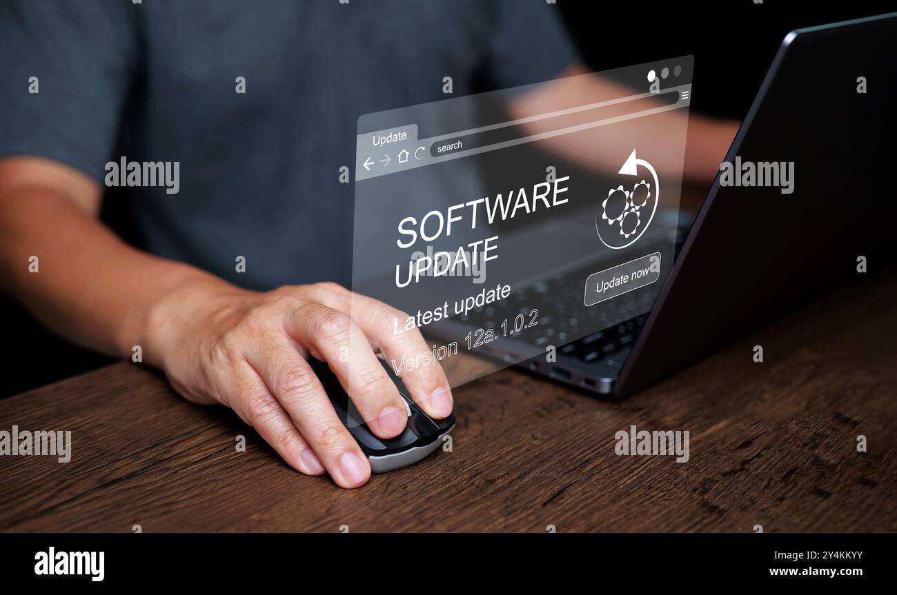 Informazioni sull'aggiornamento software. Uomo che lavora e installa aggiornamenti dei programmi aziendali sul computer per migliorare le prestazioni, la sicurezza e le nuove funzionalità Foto Stock