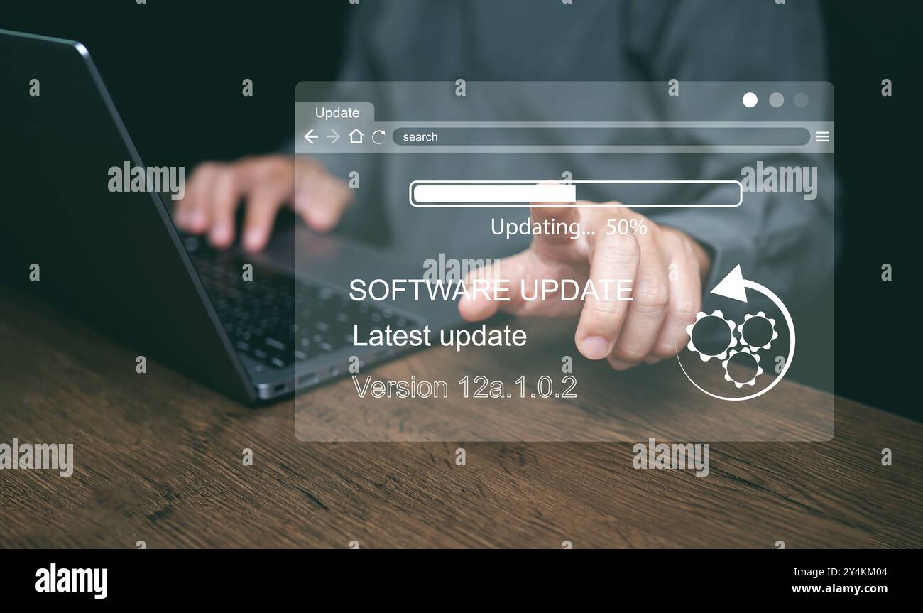 Informazioni sull'aggiornamento software. Uomo che aggiorna e installa aggiornamenti dei programmi aziendali sul computer per migliorare le prestazioni, la sicurezza e le nuove funzionalità Foto Stock