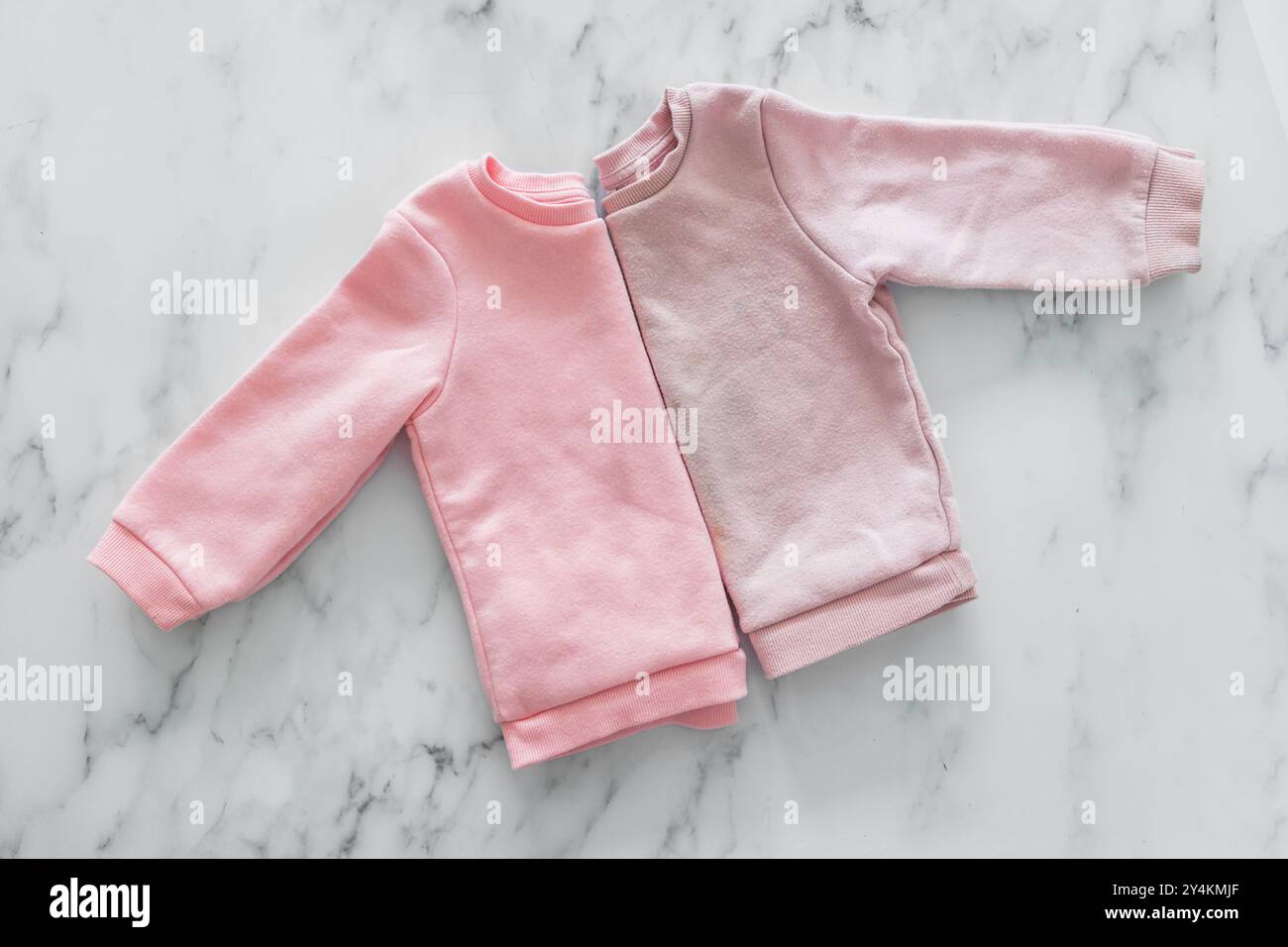 abiti nuovi e usati, maglioni identici fianco a fianco uno inutilizzati, logori e ridotti Foto Stock abiti nuovi e usati, maglioni identici fianco a fianco uno inutilizzati, logori e ridotti Foto Stock