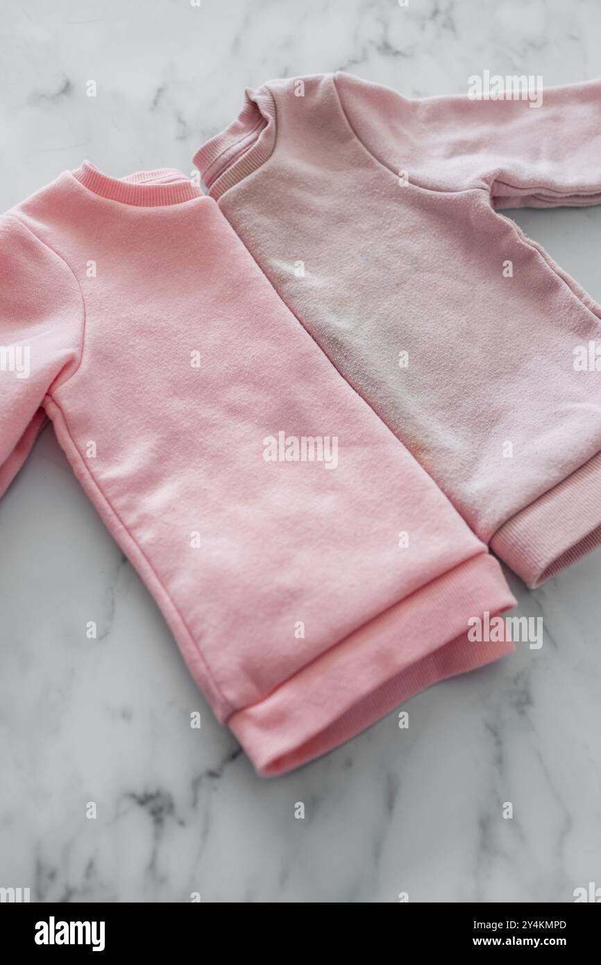 abiti nuovi e usati, maglioni identici fianco a fianco uno inutilizzati, logori e ridotti Foto Stock abiti nuovi e usati, maglioni identici fianco a fianco uno inutilizzati, logori e ridotti Foto Stock