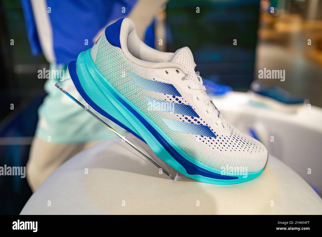 Bangkok, Thailandia - 12 settembre 2024: Scarpe da running Adidas in mostra nel negozio Adidas. Foto Stock