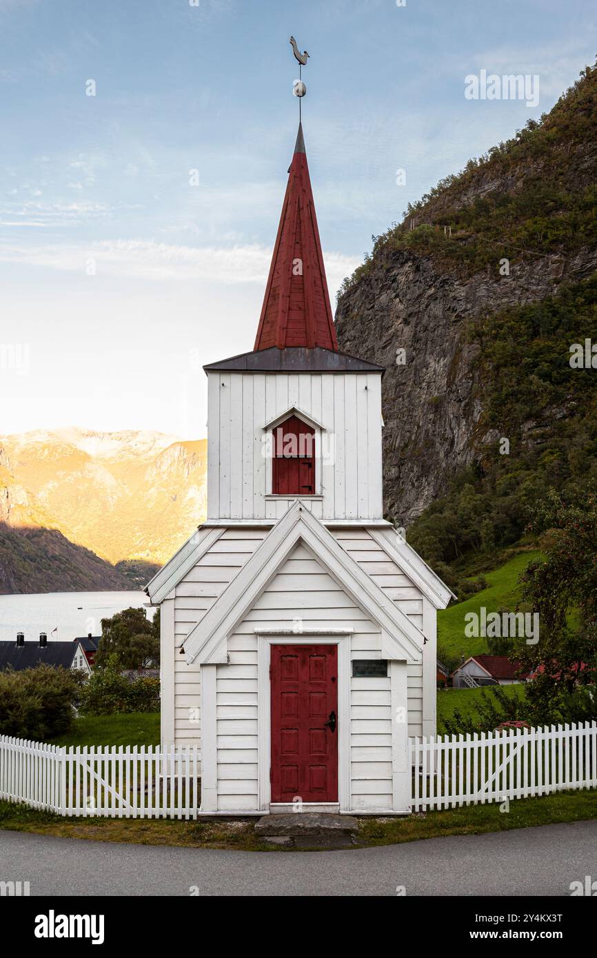 La chiesa Undredal Stave in Norvegia è la più piccola chiesa di stave ancora in uso in Scandinavia Foto Stock