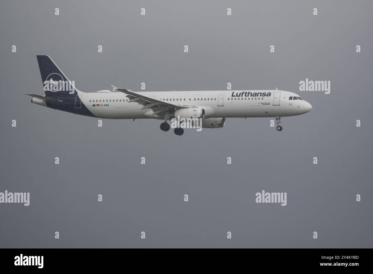 Airbus A321 operato da Lufthansa, in avvicinamento per l'atterraggio all'aeroporto El Prat di Barcellona, Barcellona, Catalogna, Spagna Foto Stock