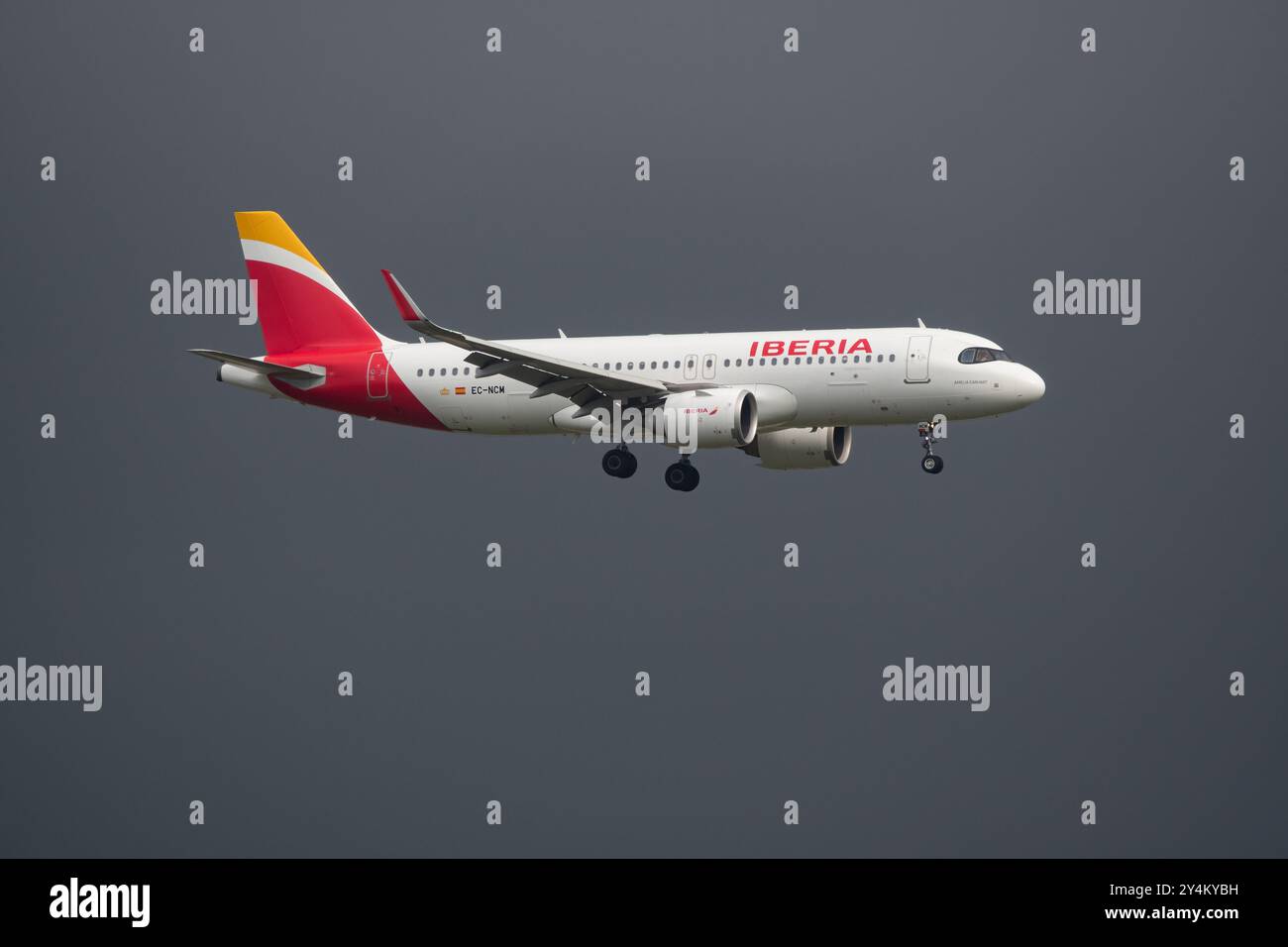Airbus A320 operato da Iberia, in avvicinamento per atterrare all'aeroporto El Prat di Barcellona, Barcellona, Catalogna, Spagna Foto Stock
