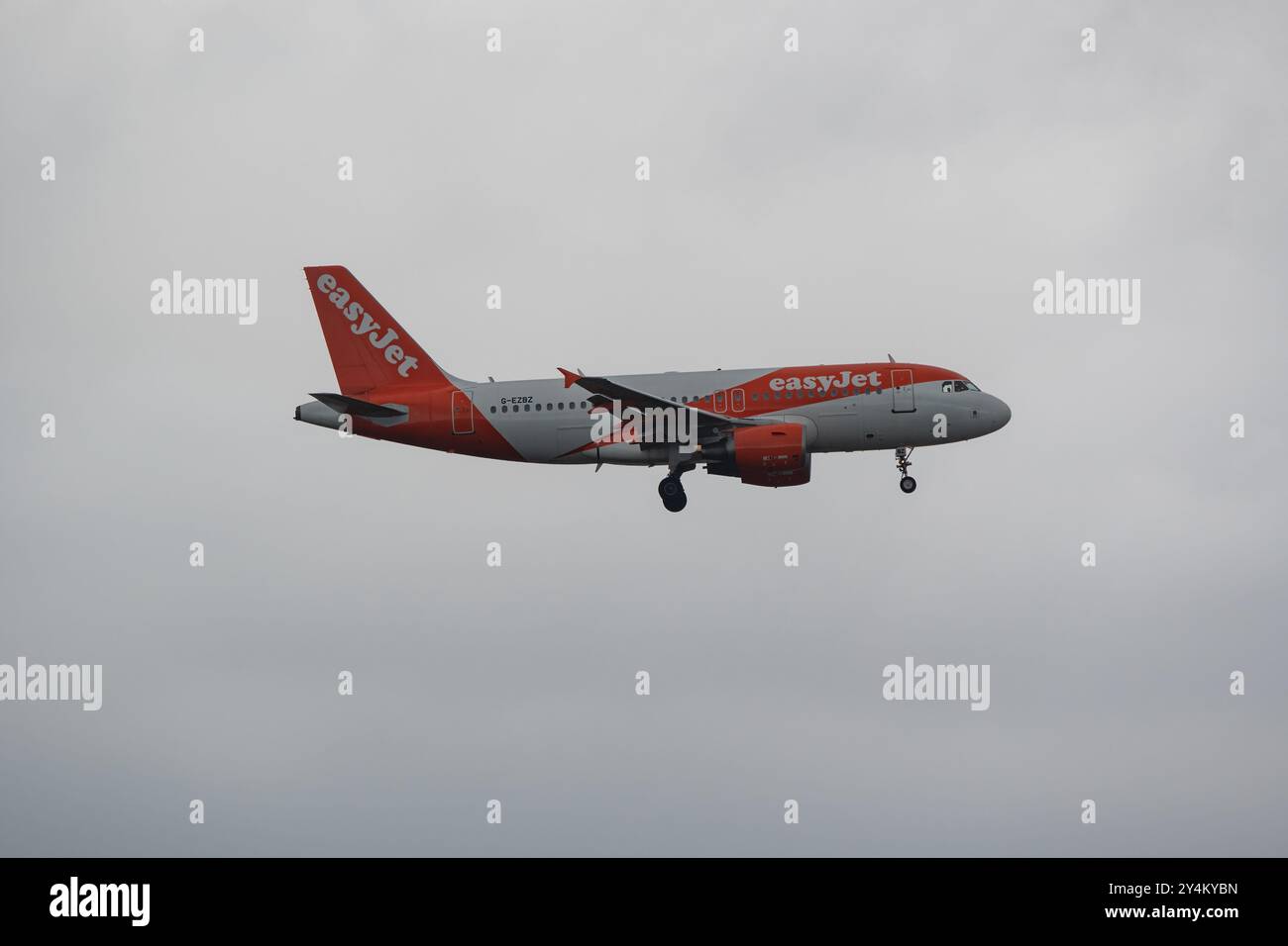 Airbus A319 operato da EasyJet, in avvicinamento per atterraggio all'aeroporto El Prat di Barcellona, Barcellona, Catalogna, Spagna Foto Stock