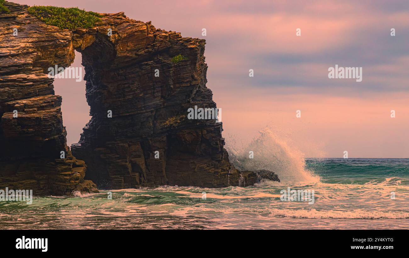 Tramonto sulla spiaggia di Praia das Catedrais (Playa de las Catedrales). Lungo la costa nord-occidentale della Spagna ci sono molte belle formazioni rocciose. PLA Foto Stock