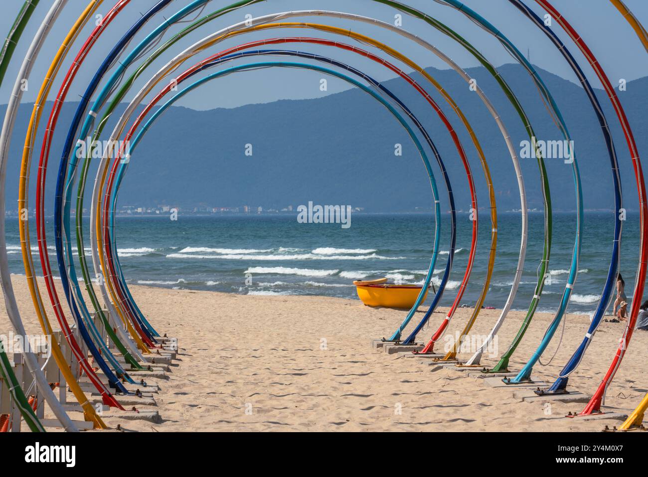 Vista di un tunnel ad anello colorato sulle rive di My Khe Beach il 16 maggio 2023 a da Nang, Vietnam Foto Stock