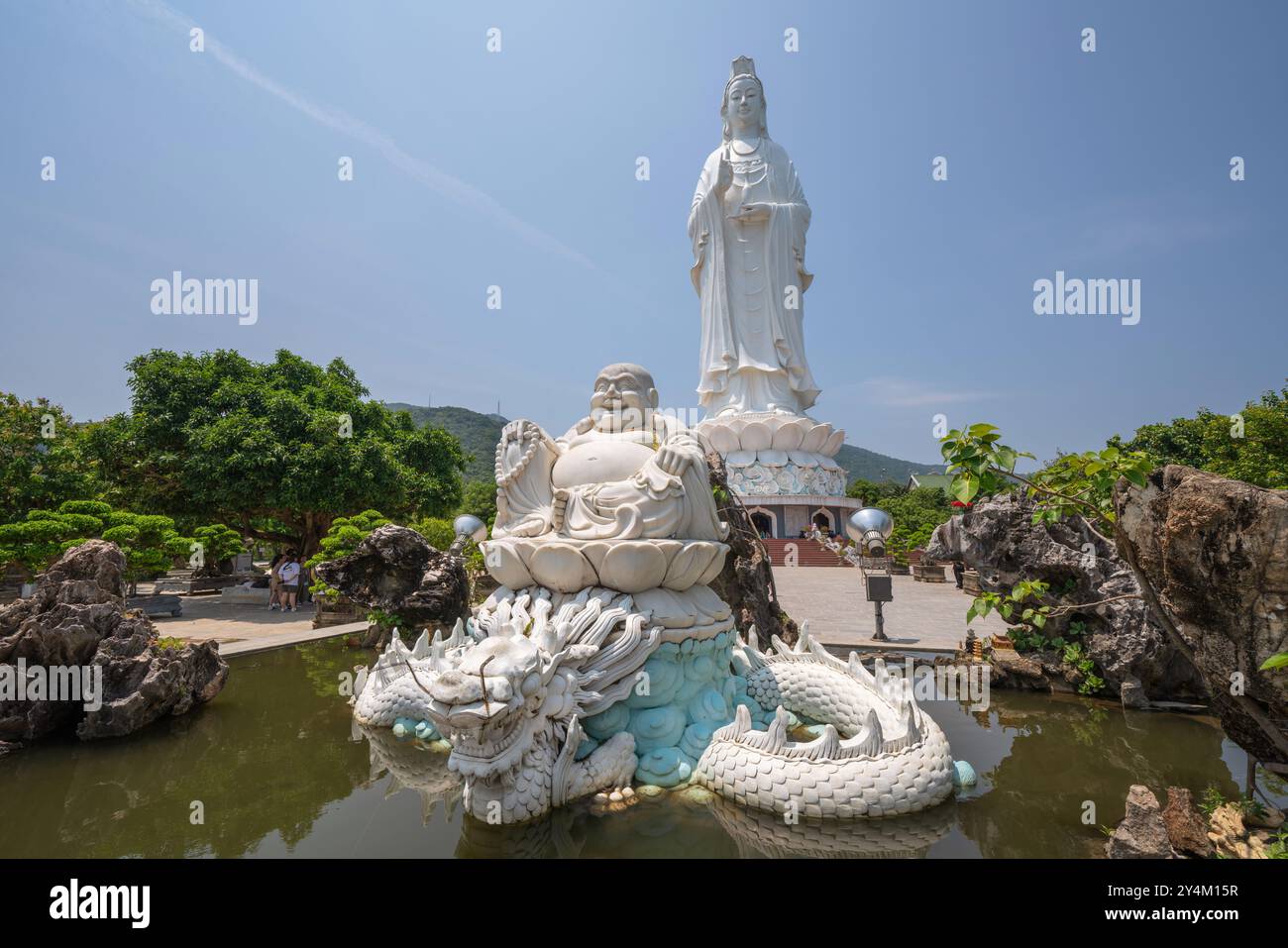 Si tratta di una vista della statua di Lady Buddha, un sito religioso sulla cima di una collina che si affaccia sul mare il 20 maggio 2023 a Danang, Vietnam Foto Stock