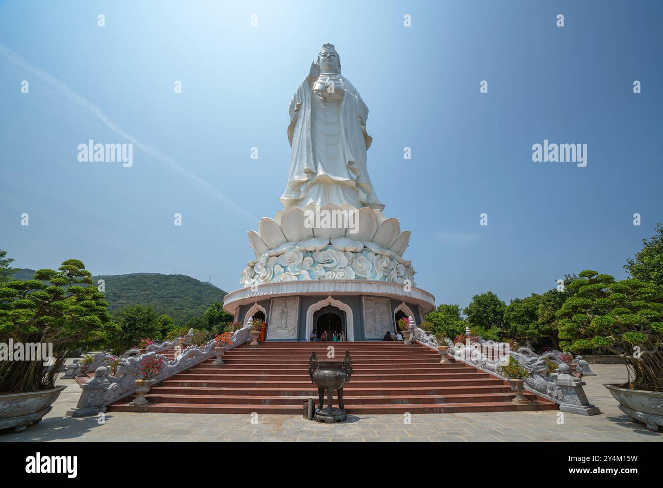 Questo è il famoso monumento conosciuto come statua della Signora Buddha situato sul monte Son tra il 20 maggio 2023 a Danang, Vietnam Foto Stock