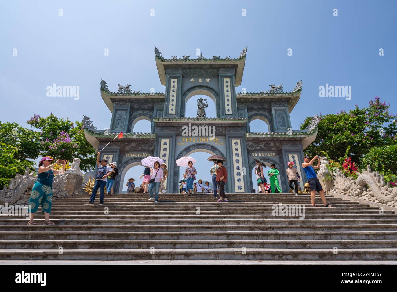 Si tratta di una vista delle scale e dell'ingresso del Tempio buddista sul monte Son tra, una popolare destinazione di viaggio il 20 maggio 2023 a Danang, Vietnam Foto Stock