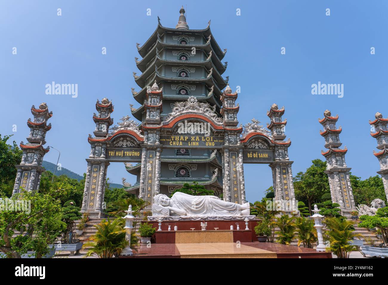 Si tratta di una vista della Pagoda buddista sul monte Son tra, una famosa posizione conosciuta per il suo tempio e la statua della Signora Buddha il 20 maggio 2023 a Danang, vi Foto Stock