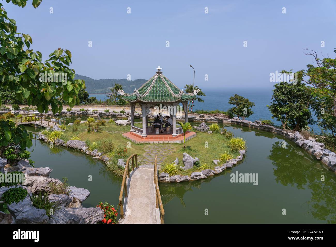 I giardini del tempio di Son tra Mountain, un tempio buddista sulla cima di una collina il 20 maggio 2023 a Danang, Vietnam Foto Stock