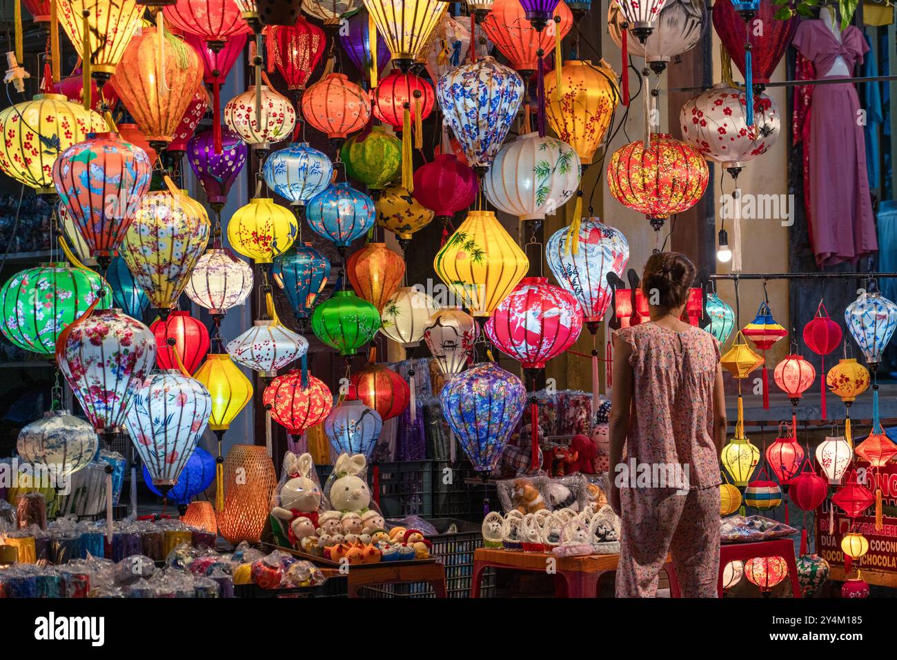 Si tratta di un piccolo negozio nel mercato notturno che vende lanterne vietnamite di stile tradizionale il 24 maggio 2023 a Hoi An, Vietnam Foto Stock