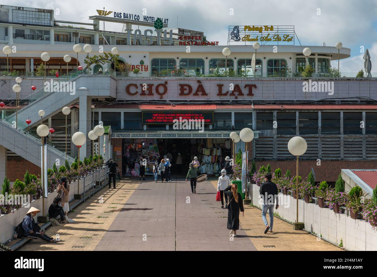 Questo è Cho da Lat, un famoso mercato al coperto che ha molti negozi di abbigliamento e abbigliamento il 28 maggio 2023 a da Lat, Vietnam Foto Stock