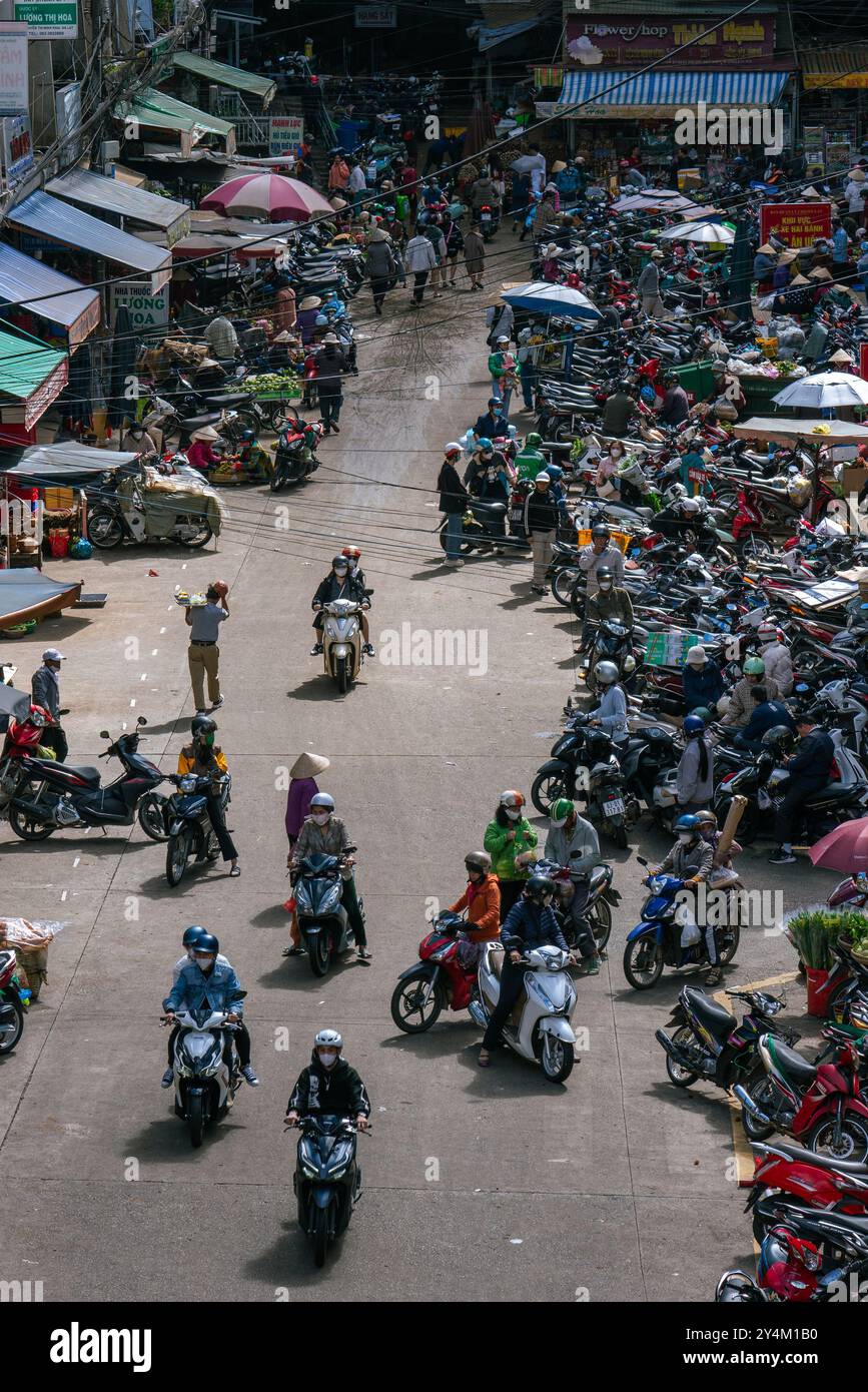 Questo è il centro della città di da Lat e l'area del mercato di da Lat conosciuta come Cho da Lat, un luogo popolare per lo shopping il 28 maggio 2023 a da Lat, Vietnam Foto Stock