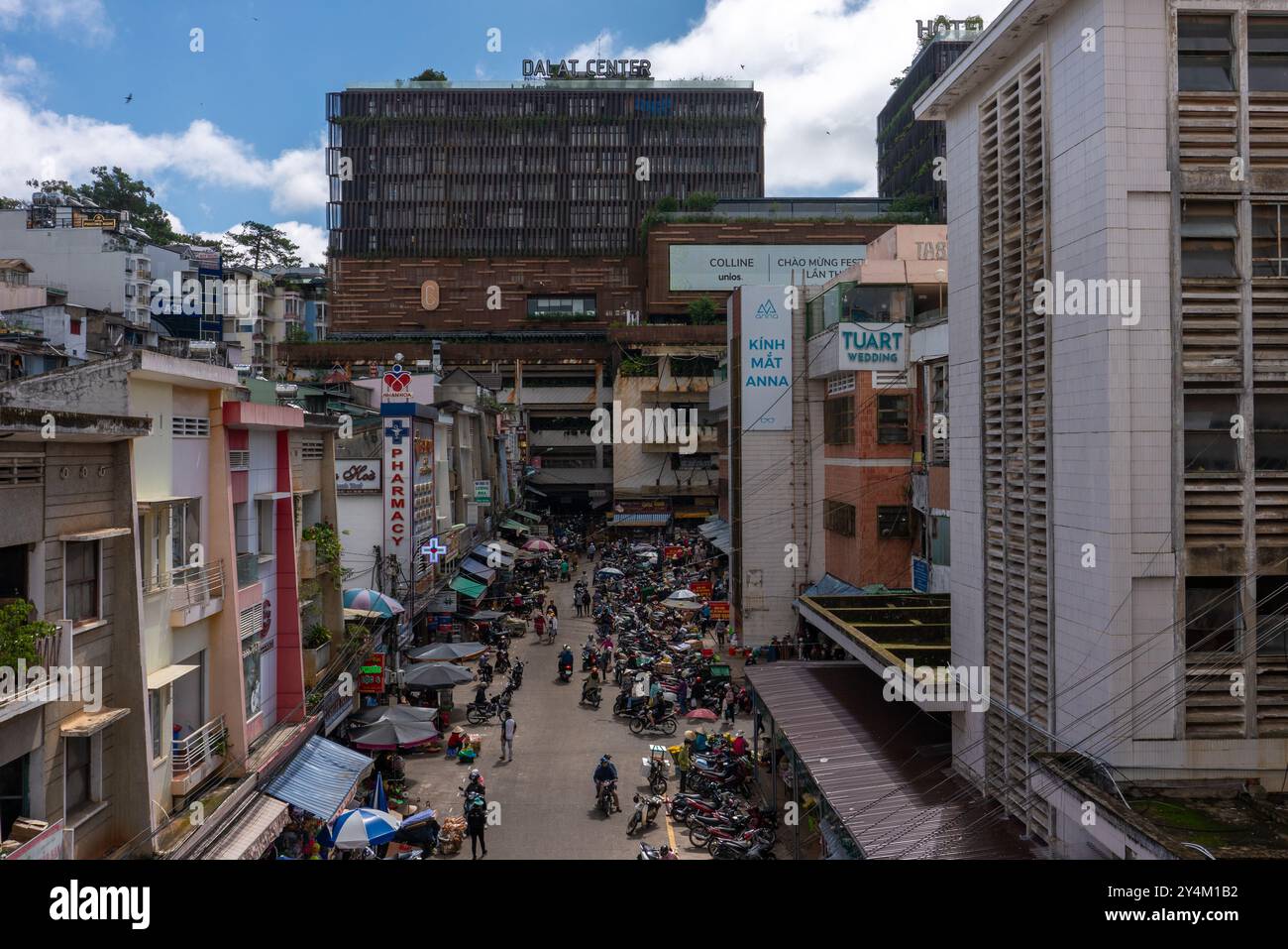 Si tratta di una vista degli edifici del centro di da Lat vicino al famoso mercato da Lat il 28 maggio 2023 a da Lat, Vietnam Foto Stock