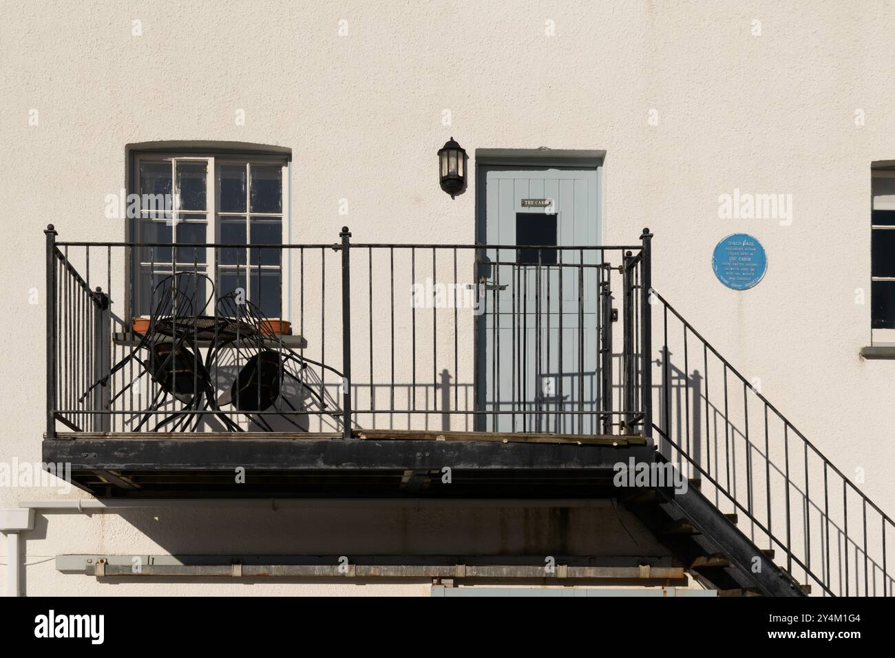 Casa sul porto di Tenby. Placca blu. Destinazione per le vacanze d'infanzia di Roald Dahl. Lasciar trascorrere le vacanze. Balcone con porta e finestra, Tenby, Pembrokeshire, Regno Unito. Foto Stock