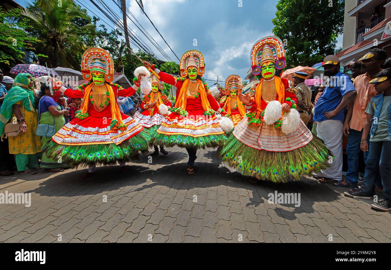 Una colorata processione di strada che mostra costumi e danze tradizionali del Kerala durante il festival Athachamayam, celebrato all'inizio di Onam in Foto Stock