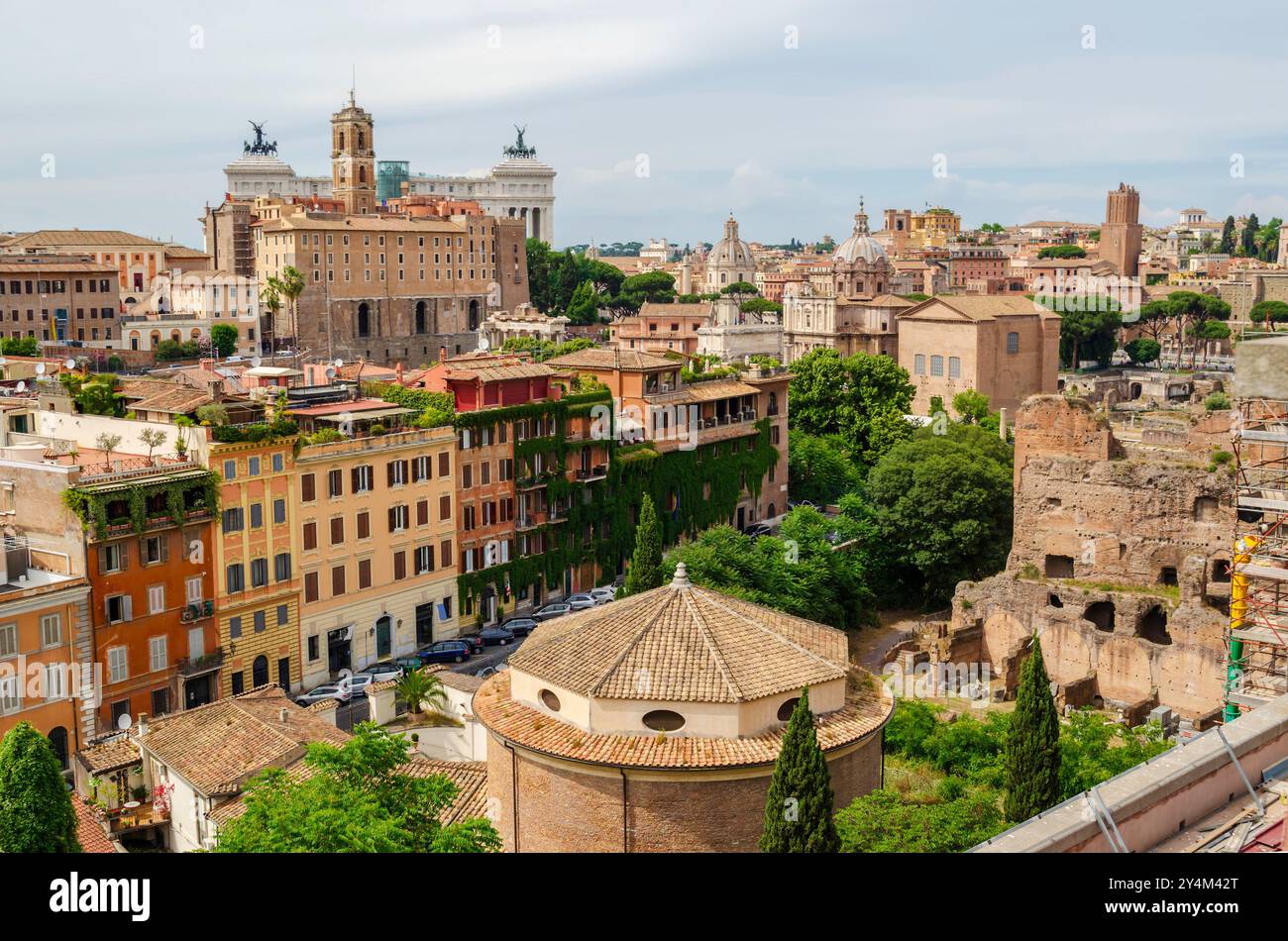 Roma panoramica aerea del foro Romano antiche rovine romane, Musei Capitolini, edifici coperti di edera, Monumento a Vittorio Emanuele II in Italia. Foto Stock